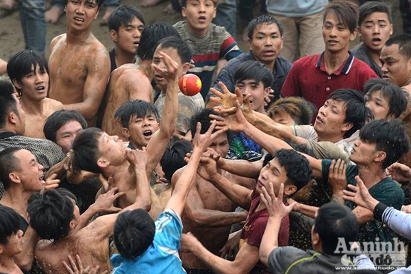 Những hình ảnh bạo lực sởn gai ốc tại hội phết Hiền Quan 2016 ảnh 6 Những hình ảnh bạo lực sởn gai ốc tại hội phết Hiền Quan 2016 ảnh 6
