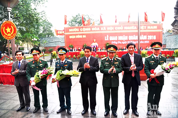 Chủ tịch UBND TP.Hà Nội Nguyễn Đức Chung động viên tân binh lên đường nhập ngũ ảnh 4 Chủ tịch UBND TP.Hà Nội Nguyễn Đức Chung động viên tân binh lên đường nhập ngũ ảnh 4