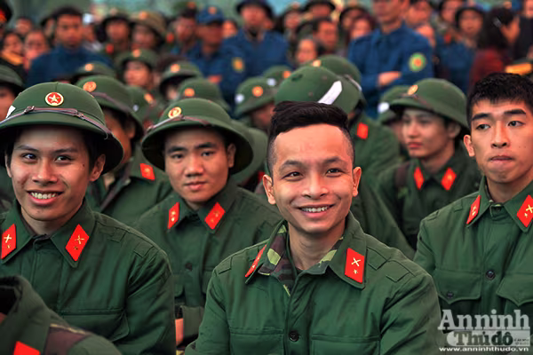 Chủ tịch UBND TP.Hà Nội Nguyễn Đức Chung động viên tân binh lên đường nhập ngũ ảnh 2 Chủ tịch UBND TP.Hà Nội Nguyễn Đức Chung động viên tân binh lên đường nhập ngũ ảnh 2