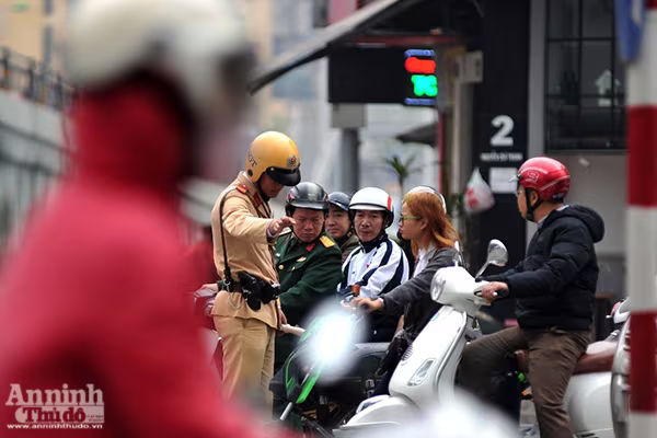 Học sinh, người lớn vô tư không đội mũ bảo hiểm ra đường ảnh 7