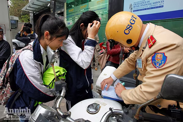 Học sinh, người lớn vô tư không đội mũ bảo hiểm ra đường ảnh 9