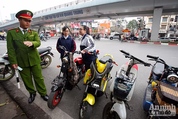 Học sinh, người lớn vô tư không đội mũ bảo hiểm ra đường ảnh 8