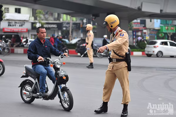 Học sinh, người lớn vô tư không đội mũ bảo hiểm ra đường ảnh 1 Học sinh, người lớn vô tư không đội mũ bảo hiểm ra đường ảnh 1