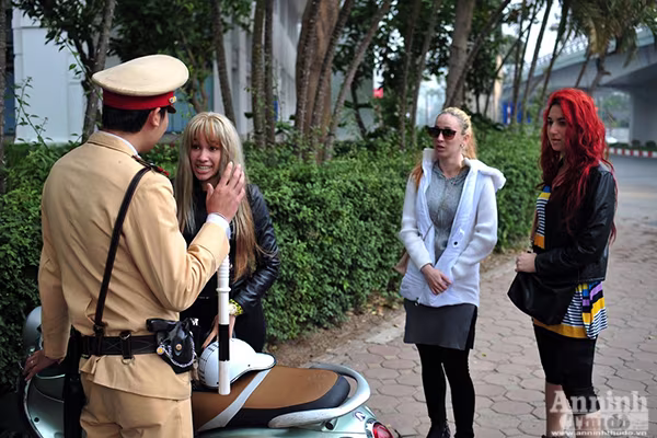 Học sinh, người lớn vô tư không đội mũ bảo hiểm ra đường ảnh 3