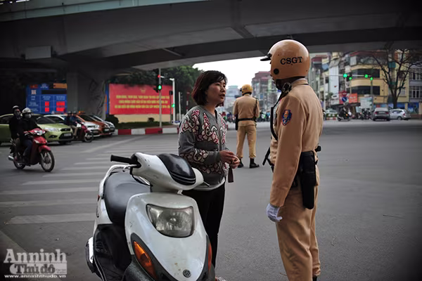 Học sinh, người lớn vô tư không đội mũ bảo hiểm ra đường ảnh 12