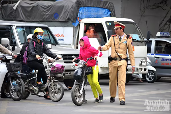 Học sinh, người lớn vô tư không đội mũ bảo hiểm ra đường ảnh 10