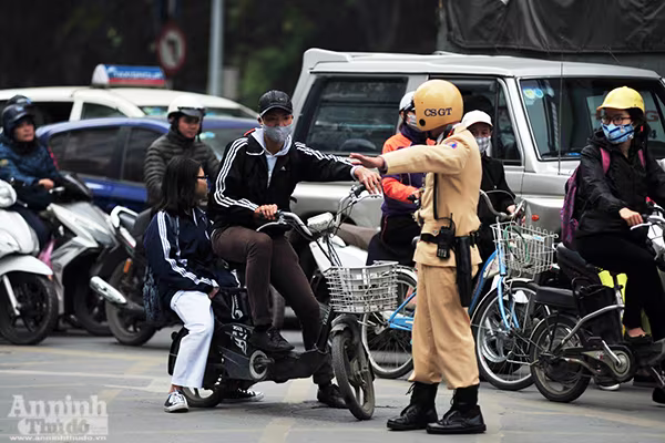 Học sinh, người lớn vô tư không đội mũ bảo hiểm ra đường ảnh 6