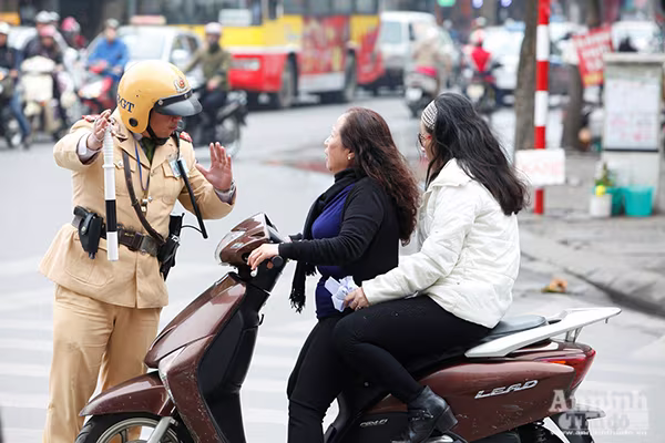 Học sinh, người lớn vô tư không đội mũ bảo hiểm ra đường ảnh 11