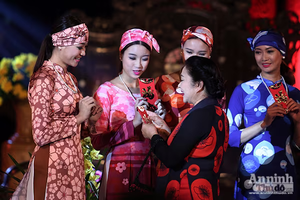 Ngất ngây với hình ảnh người phụ nữ Việt Nam trong tà áo dài tuyệt đẹp ảnh 8 Ngất ngây với hình ảnh người phụ nữ Việt Nam trong tà áo dài tuyệt đẹp ảnh 8