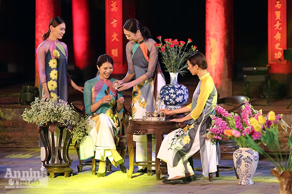 Ngất ngây với hình ảnh người phụ nữ Việt Nam trong tà áo dài tuyệt đẹp ảnh 3 Ngất ngây với hình ảnh người phụ nữ Việt Nam trong tà áo dài tuyệt đẹp ảnh 3