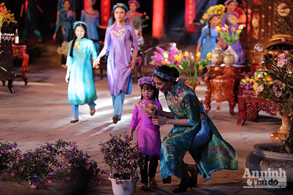 Ngất ngây với hình ảnh người phụ nữ Việt Nam trong tà áo dài tuyệt đẹp ảnh 6 Ngất ngây với hình ảnh người phụ nữ Việt Nam trong tà áo dài tuyệt đẹp ảnh 6