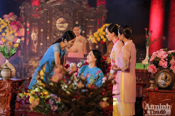 Ngất ngây với hình ảnh người phụ nữ Việt Nam trong tà áo dài tuyệt đẹp ảnh 9 Ngất ngây với hình ảnh người phụ nữ Việt Nam trong tà áo dài tuyệt đẹp ảnh 9