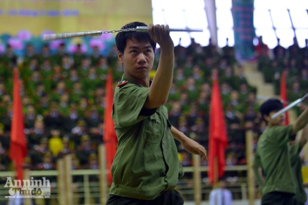 Tận mắt xem nữ chiến sỹ Công an quật ngã 3 đối tượng bằng đòn "cắt kéo" ảnh 1 Tận mắt xem nữ chiến sỹ Công an quật ngã 3 đối tượng bằng đòn "cắt kéo" ảnh 1