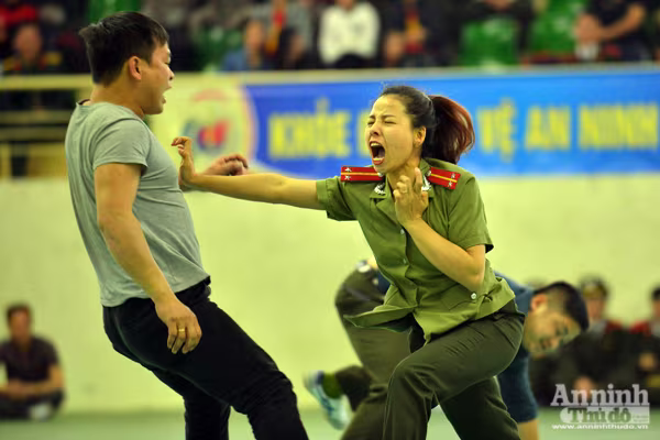 Tận mắt xem nữ chiến sỹ Công an quật ngã 3 đối tượng bằng đòn "cắt kéo" ảnh 7 Tận mắt xem nữ chiến sỹ Công an quật ngã 3 đối tượng bằng đòn "cắt kéo" ảnh 7