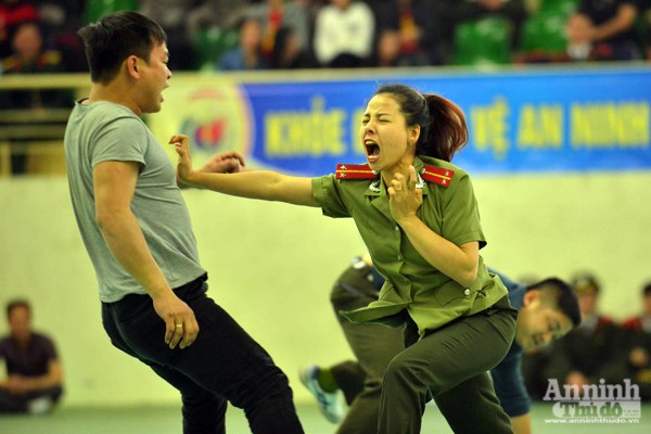 Tận mắt xem nữ chiến sỹ Công an quật ngã 3 đối tượng bằng đòn "cắt kéo" ảnh 7 Tận mắt xem nữ chiến sỹ Công an quật ngã 3 đối tượng bằng đòn "cắt kéo" ảnh 7