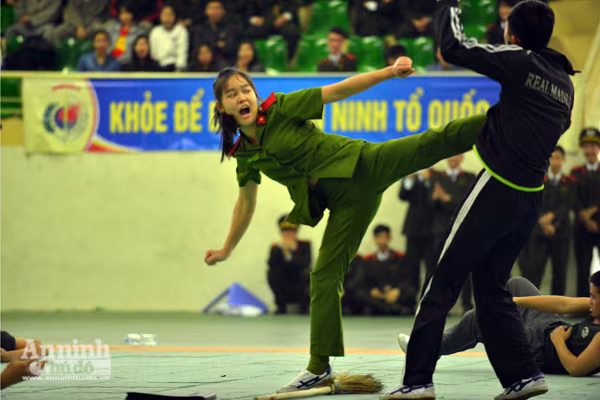 Tận mắt xem nữ chiến sỹ Công an quật ngã 3 đối tượng bằng đòn "cắt kéo" ảnh 11 Tận mắt xem nữ chiến sỹ Công an quật ngã 3 đối tượng bằng đòn "cắt kéo" ảnh 11