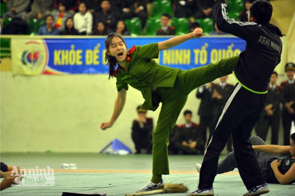 Tận mắt xem nữ chiến sỹ Công an quật ngã 3 đối tượng bằng đòn "cắt kéo" ảnh 11 Tận mắt xem nữ chiến sỹ Công an quật ngã 3 đối tượng bằng đòn "cắt kéo" ảnh 11