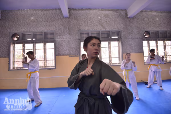 Chân dung nữ sinh cảnh sát xinh đẹp nổi tiếng với đòn võ "cắt kéo" hạ 3 đối thủ   ảnh 3 Chân dung nữ sinh cảnh sát xinh đẹp nổi tiếng với đòn võ "cắt kéo" hạ 3 đối thủ   ảnh 3
