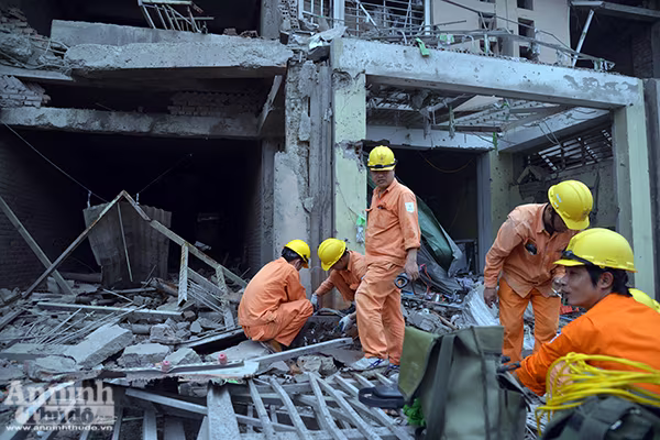 Khẩn trương ổn định cuộc sống người dân sau vụ nổ ở khu đô thị Văn Phú, Hà Nội ảnh 5