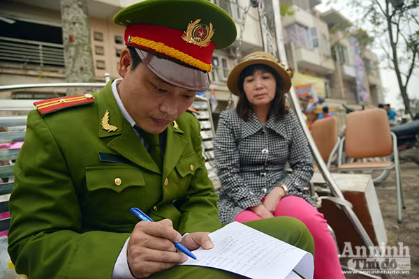 Khẩn trương ổn định cuộc sống người dân sau vụ nổ ở khu đô thị Văn Phú, Hà Nội ảnh 12