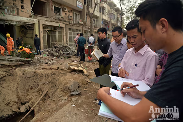 Khẩn trương ổn định cuộc sống người dân sau vụ nổ ở khu đô thị Văn Phú, Hà Nội ảnh 7