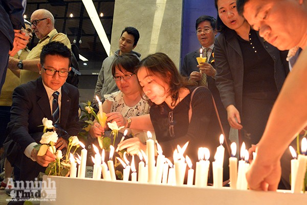 Những ngọn nến lung linh tưởng niệm các nạn nhân vụ khủng bố ở Brussels ảnh 6 Những ngọn nến lung linh tưởng niệm các nạn nhân vụ khủng bố ở Brussels ảnh 6