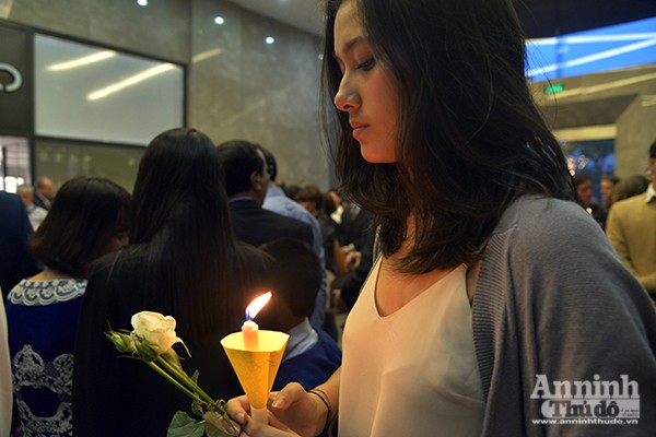 Những ngọn nến lung linh tưởng niệm các nạn nhân vụ khủng bố ở Brussels ảnh 9 Những ngọn nến lung linh tưởng niệm các nạn nhân vụ khủng bố ở Brussels ảnh 9