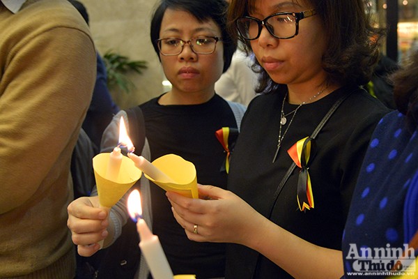 Những ngọn nến lung linh tưởng niệm các nạn nhân vụ khủng bố ở Brussels ảnh 4 Những ngọn nến lung linh tưởng niệm các nạn nhân vụ khủng bố ở Brussels ảnh 4