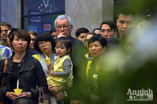 Những ngọn nến lung linh tưởng niệm các nạn nhân vụ khủng bố ở Brussels ảnh 3 Những ngọn nến lung linh tưởng niệm các nạn nhân vụ khủng bố ở Brussels ảnh 3