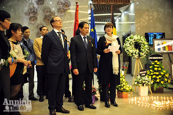 Những ngọn nến lung linh tưởng niệm các nạn nhân vụ khủng bố ở Brussels ảnh 1 Những ngọn nến lung linh tưởng niệm các nạn nhân vụ khủng bố ở Brussels ảnh 1