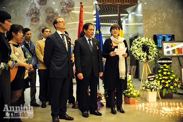Những ngọn nến lung linh tưởng niệm các nạn nhân vụ khủng bố ở Brussels ảnh 1 Những ngọn nến lung linh tưởng niệm các nạn nhân vụ khủng bố ở Brussels ảnh 1