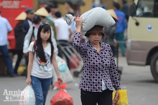 Dòng người mệt mỏi đổ về Thủ đô... ảnh 3