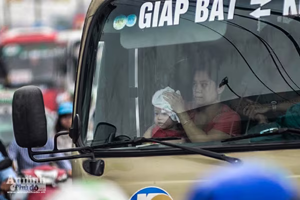 Dòng người mệt mỏi đổ về Thủ đô... ảnh 2