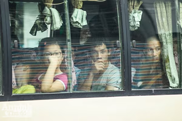 Dòng người mệt mỏi đổ về Thủ đô... ảnh 6