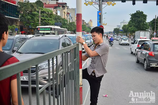 Dòng người mệt mỏi đổ về Thủ đô... ảnh 9