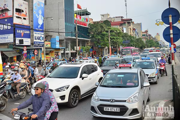 Dòng người mệt mỏi đổ về Thủ đô... ảnh 7