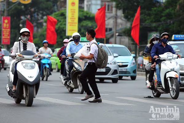 Dòng người mệt mỏi đổ về Thủ đô... ảnh 10