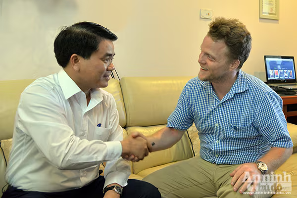 Chủ tịch UBND TP Hà Nội Nguyễn Đức Chung cảm ơn "ông tây" nhặt rác ảnh 1