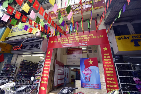 Hà Nội rực rỡ cờ hoa, náo nức chờ đón ngày hội non sông ảnh 2 Hà Nội rực rỡ cờ hoa, náo nức chờ đón ngày hội non sông ảnh 2