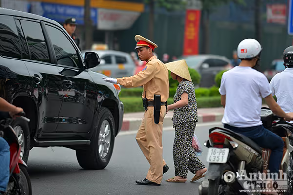 Xem Công an Hà Nội đảm bảo an ninh, an toàn phục vụ lễ đón chính thức Tổng thống Obama ảnh 4 Xem Công an Hà Nội đảm bảo an ninh, an toàn phục vụ lễ đón chính thức Tổng thống Obama ảnh 4