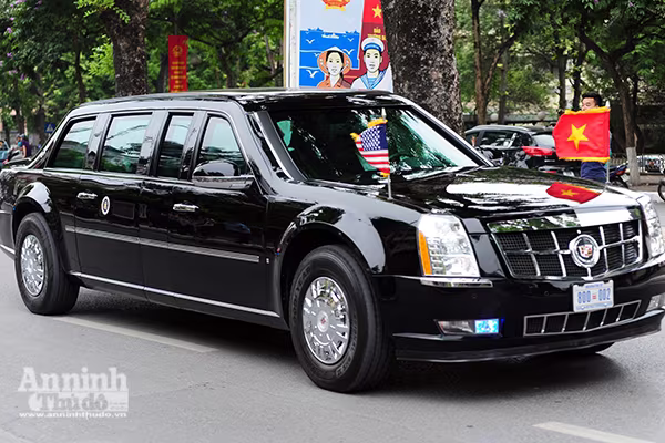 Cận cảnh dàn xe chuyên dụng, chống đạn chở Tổng thống Mỹ ảnh 3 Cận cảnh dàn xe chuyên dụng, chống đạn chở Tổng thống Mỹ ảnh 3
