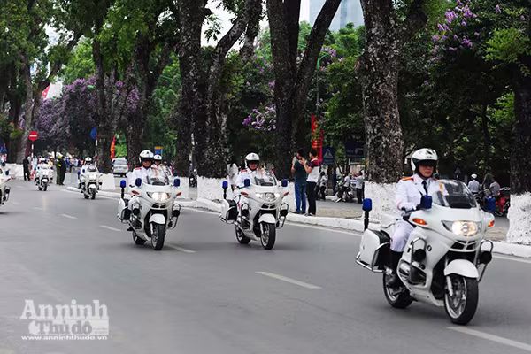 Cận cảnh dàn xe chuyên dụng, chống đạn chở Tổng thống Mỹ ảnh 8 Cận cảnh dàn xe chuyên dụng, chống đạn chở Tổng thống Mỹ ảnh 8