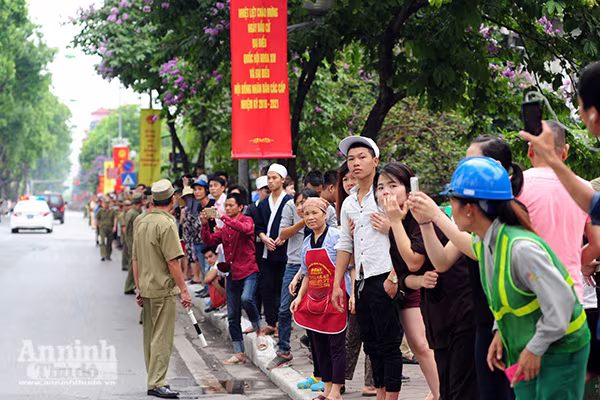 Cận cảnh dàn xe chuyên dụng, chống đạn chở Tổng thống Mỹ ảnh 2 Cận cảnh dàn xe chuyên dụng, chống đạn chở Tổng thống Mỹ ảnh 2