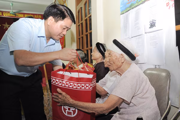 Chủ tịch UBND TP Hà Nội thăm hỏi người có công ảnh 1 Chủ tịch UBND TP Hà Nội thăm hỏi người có công ảnh 1