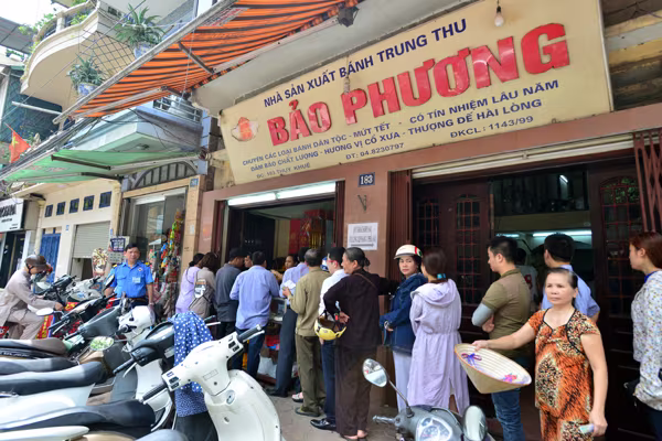 Người Hà Nội rồng rắn xếp hàng mua bánh trung thu sớm ảnh 7