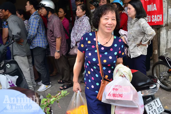 Người Hà Nội rồng rắn xếp hàng mua bánh trung thu sớm ảnh 5
