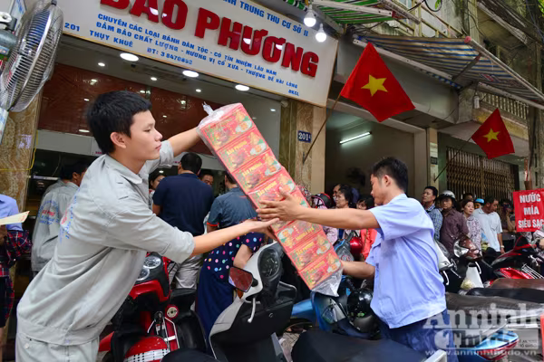 Người Hà Nội rồng rắn xếp hàng mua bánh trung thu sớm ảnh 3