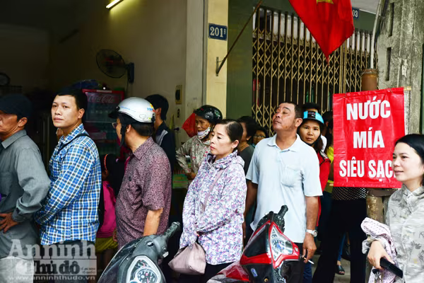 Người Hà Nội rồng rắn xếp hàng mua bánh trung thu sớm ảnh 4