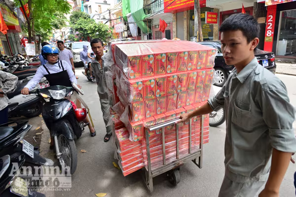 Người Hà Nội rồng rắn xếp hàng mua bánh trung thu sớm ảnh 6