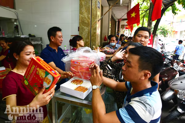 Người Hà Nội rồng rắn xếp hàng mua bánh trung thu sớm ảnh 2